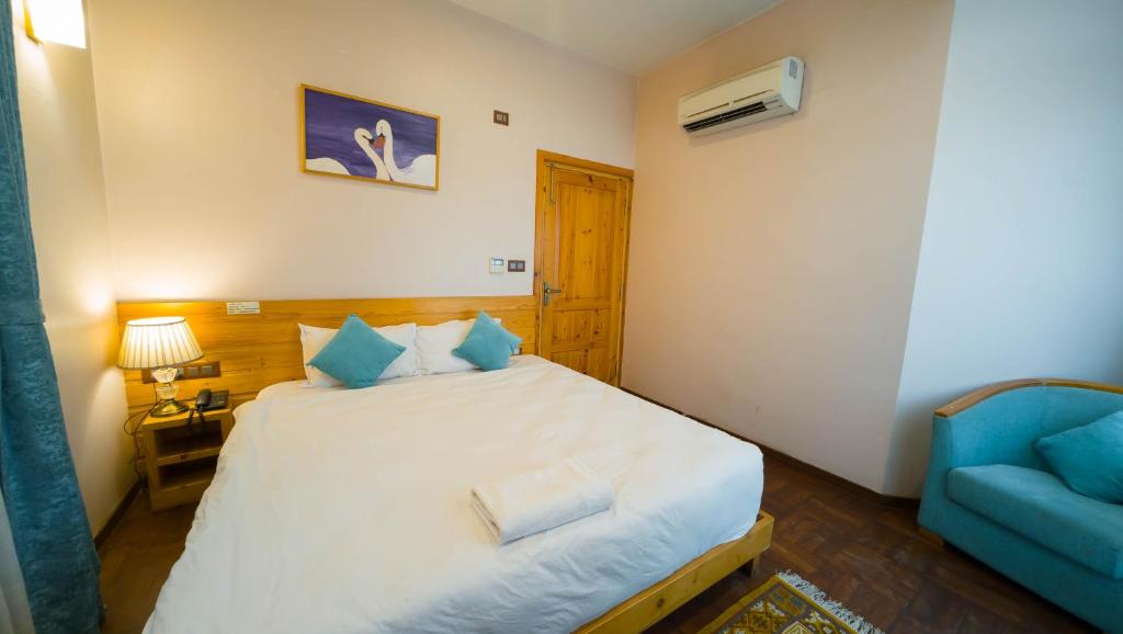 Postel nebo postele na pokoji v ubytování Lalit Service Apartment