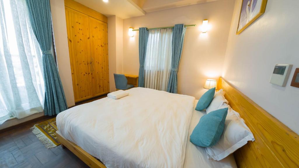 Postel nebo postele na pokoji v ubytování Lalit Service Apartment