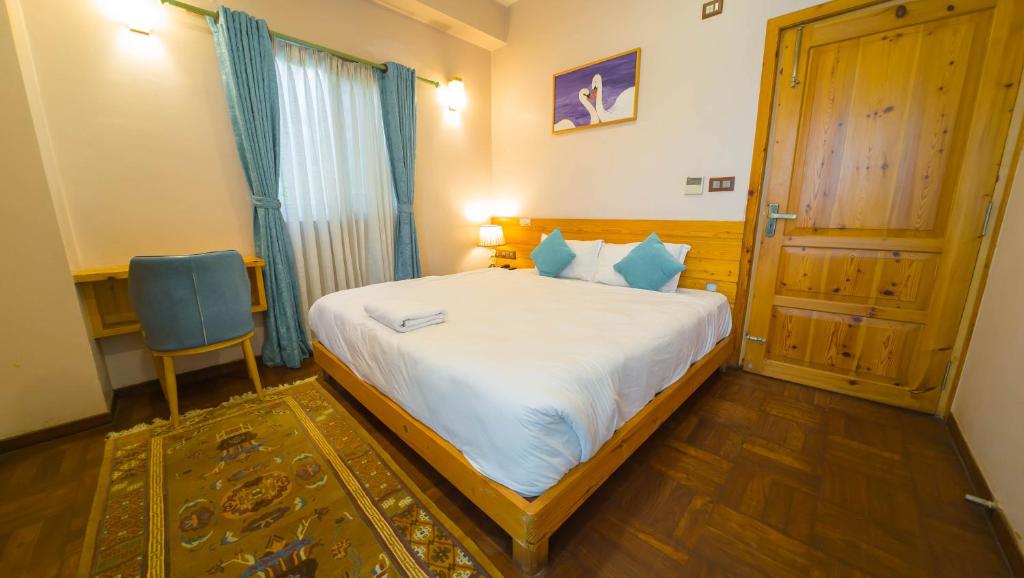 Postel nebo postele na pokoji v ubytování Lalit Service Apartment