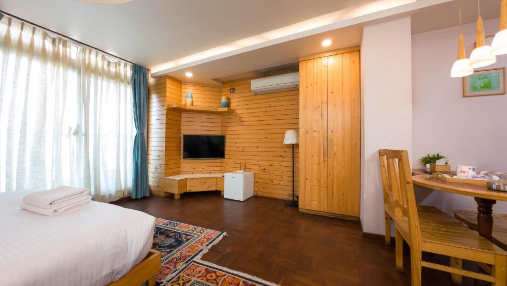 TV a/nebo společenská místnost v ubytování Lalit Service Apartment