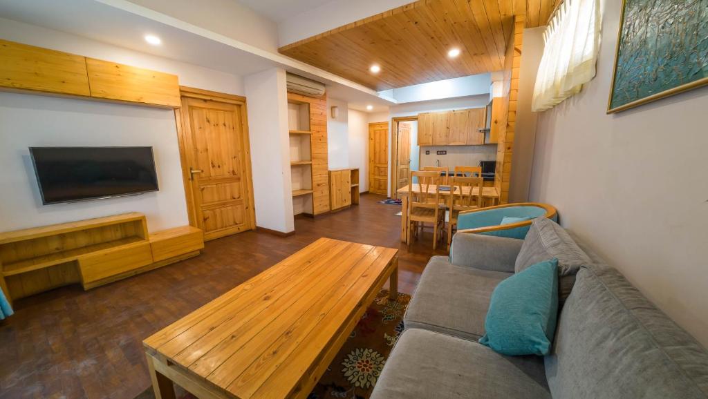 Kuchyň nebo kuchyňský kout v ubytování Lalit Service Apartment