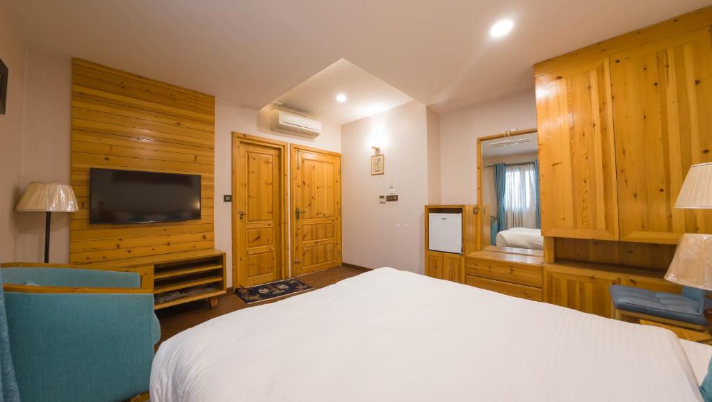TV a/nebo společenská místnost v ubytování Lalit Service Apartment