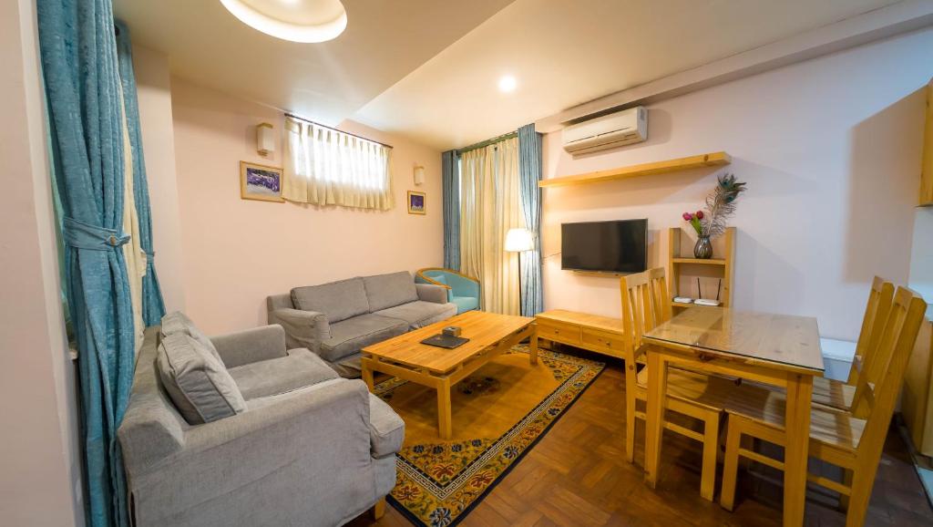 TV a/nebo společenská místnost v ubytování Lalit Service Apartment