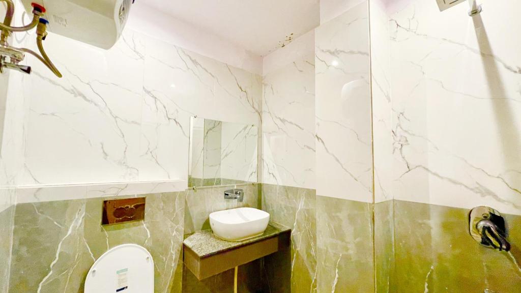 Koupelna v ubytování HOTEL PREMIUM K-P Near Mansa mata Temple and Railway station -Fully Air conditioned Rooms with Wifi-LIFT and Restaurant- A Top Rated Hotel In Haridwar
