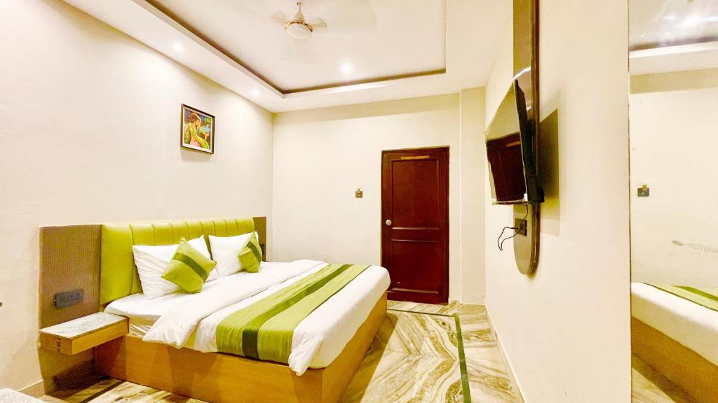 Postel nebo postele na pokoji v ubytování HOTEL PREMIUM K-P Near Mansa mata Temple and Railway station -Fully Air conditioned Rooms with Wifi-LIFT and Restaurant- A Top Rated Hotel In Haridwar