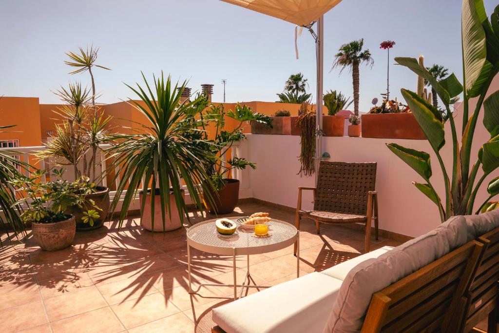 a patio with a table and chairs on a balcony at Casa Palmita Costa Calma in Costa Calma