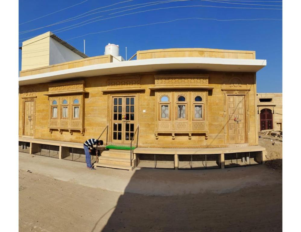 斋沙默尔Hotel Namaste jaiselmer inn, Jaiselmer的展出的木屋模型