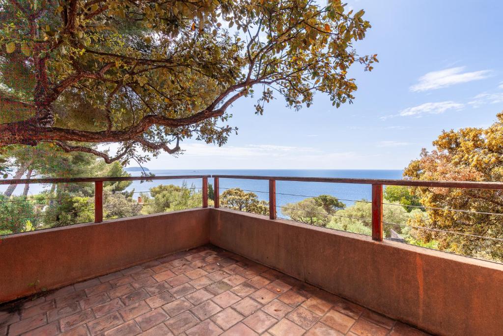 un balcon avec vue sur l'océan dans l'établissement Villa Catherine vue mer et terrasse, à Carqueiranne