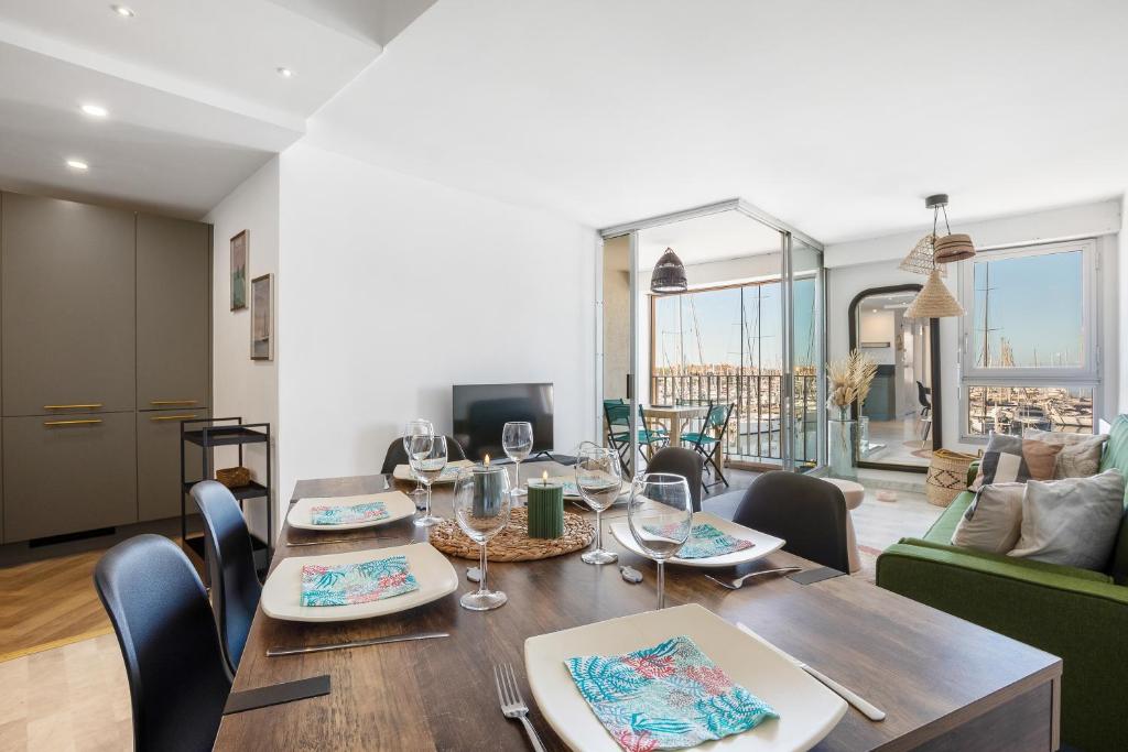 une salle à manger et un salon avec une table et des chaises dans l'établissement Cap Soleil - Vue port proche de la plage, au Cap d'Agde