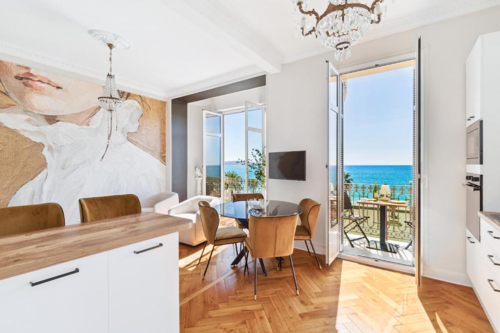 - une cuisine et une salle à manger avec vue sur l'océan dans l'établissement Happyfew La Suite Del Sol, à Nice