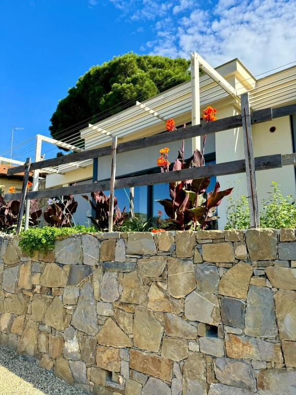 a house behind a stone wall at La casa dell'orto in Imperia
