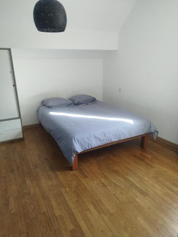 Ce lit se trouve dans un dortoir doté de parquet. dans l'établissement L'étang du griffolet, à Ussac