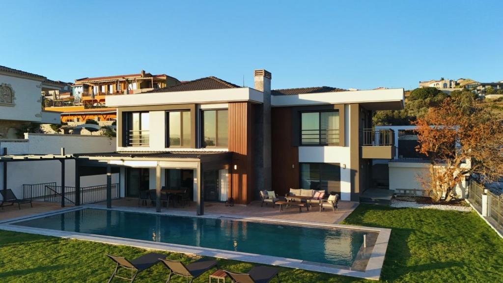 a house with a swimming pool in the yard at Cesme Villa Mona Ovacık luxury villa in Cesme