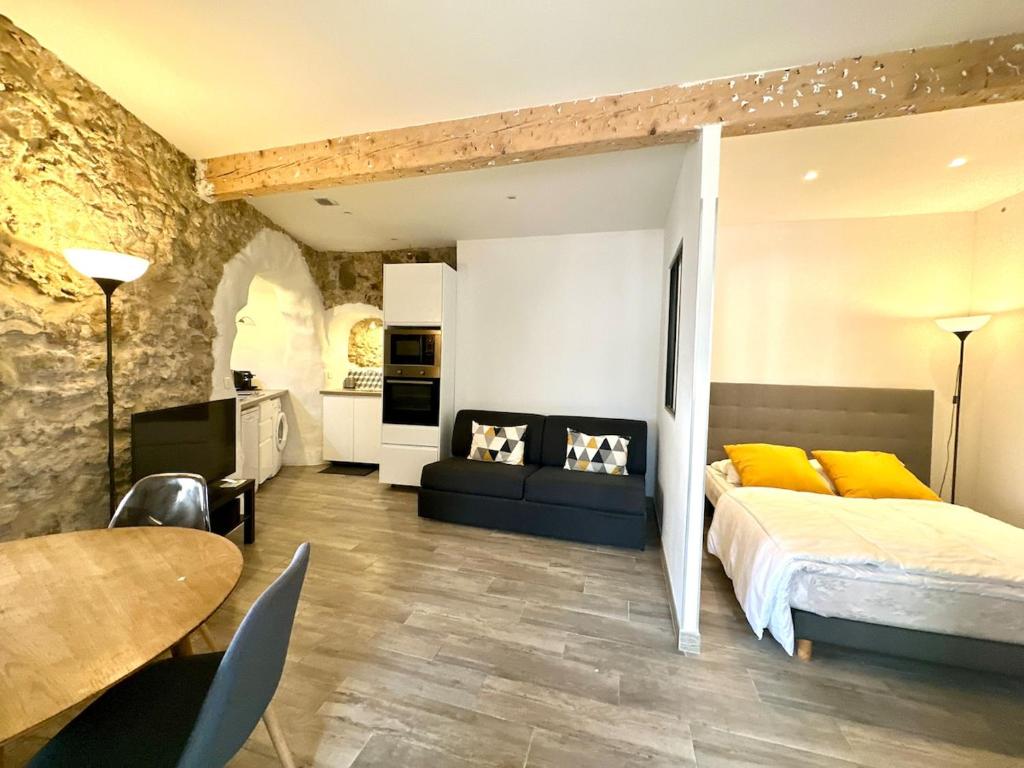 une chambre avec un lit, un canapé et une table dans l'établissement Studio Cocooning au coeur du Suquet, à Cannes