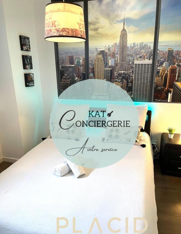 - une chambre avec un lit et une vue sur la ville dans l'établissement Le rivage du petit serein Vannes, à Vannes