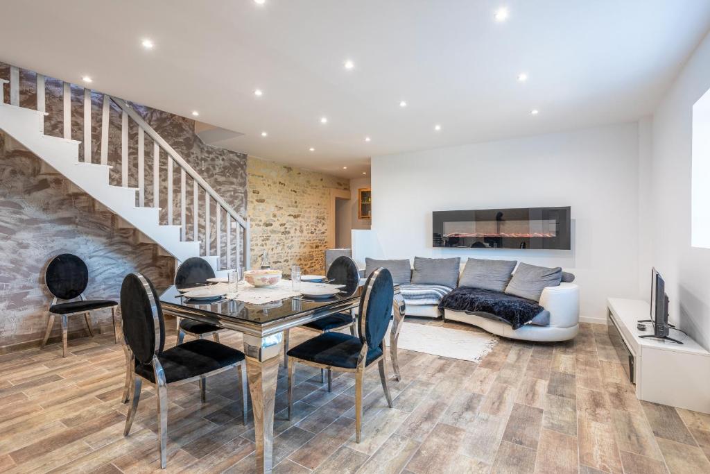 a living room with a table and a couch at Magnifique Maison 5 Personnes in Saint-Martin-des-Fontaines
