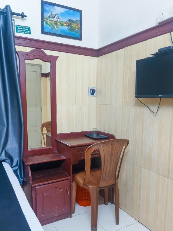 TV a/nebo společenská místnost v ubytování New AS Tourist Home Aluva