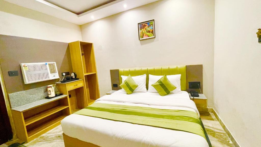 Postel nebo postele na pokoji v ubytování HOTEL PREMIUM K-P Near Mansa mata Temple and Railway station -Fully Air conditioned Rooms with Wifi-LIFT and Restaurant- A Top Rated Hotel In Haridwar