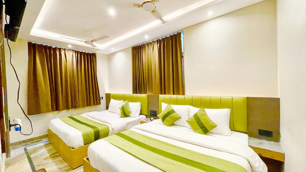 Postel nebo postele na pokoji v ubytování HOTEL PREMIUM K-P Near Mansa mata Temple and Railway station -Fully Air conditioned Rooms with Wifi-LIFT and Restaurant- A Top Rated Hotel In Haridwar