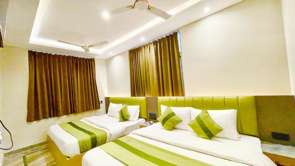 Postel nebo postele na pokoji v ubytování HOTEL PREMIUM K-P Near Mansa mata Temple and Railway station -Fully Air conditioned Rooms with Wifi-LIFT and Restaurant- A Top Rated Hotel In Haridwar