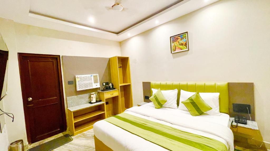 Postel nebo postele na pokoji v ubytování HOTEL PREMIUM K-P Near Mansa mata Temple and Railway station -Fully Air conditioned Rooms with Wifi-LIFT and Restaurant- A Top Rated Hotel In Haridwar