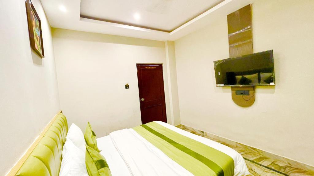 TV a/nebo společenská místnost v ubytování HOTEL PREMIUM K-P Near Mansa mata Temple and Railway station -Fully Air conditioned Rooms with Wifi-LIFT and Restaurant- A Top Rated Hotel In Haridwar