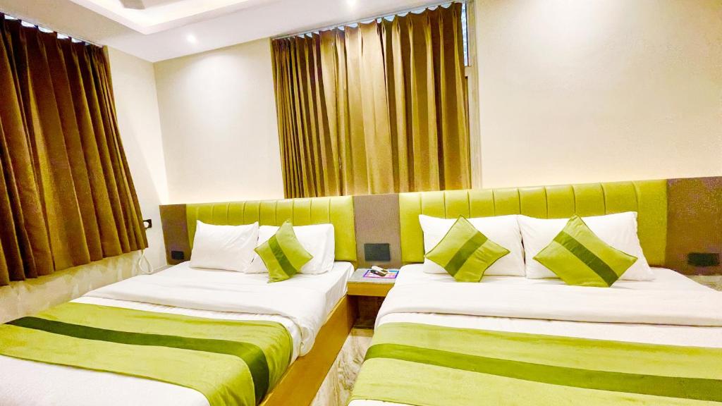 Postel nebo postele na pokoji v ubytování HOTEL PREMIUM K-P Near Mansa mata Temple and Railway station -Fully Air conditioned Rooms with Wifi-LIFT and Restaurant- A Top Rated Hotel In Haridwar