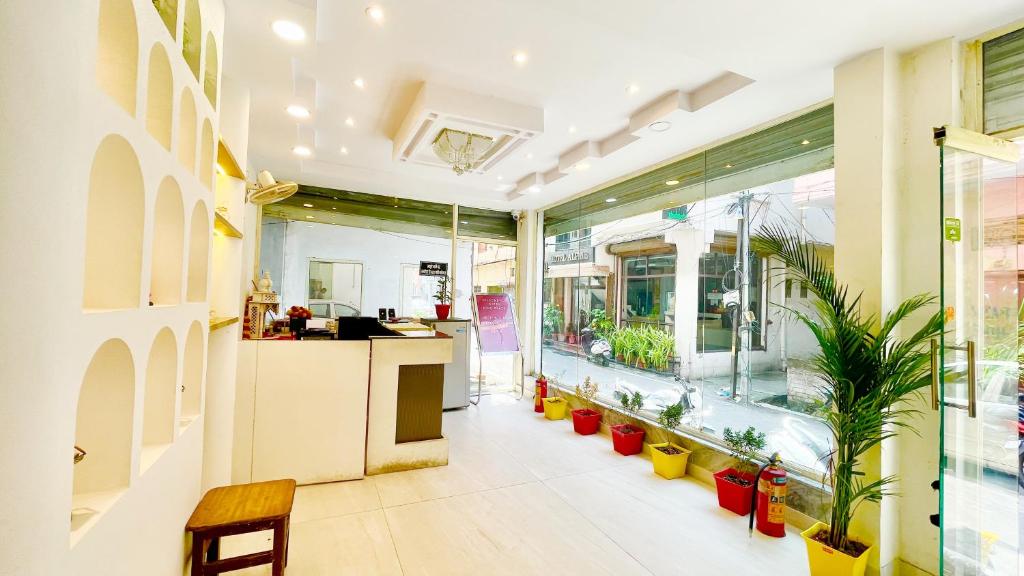 Vstupní hala nebo recepce v ubytování HOTEL PREMIUM K-P Near Mansa mata Temple and Railway station -Fully Air conditioned Rooms with Wifi-LIFT and Restaurant- A Top Rated Hotel In Haridwar