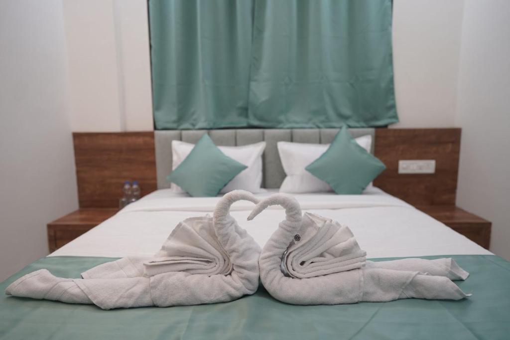 Ένα ή περισσότερα κρεβάτια σε δωμάτιο στο Hotel Gulmohar Grand