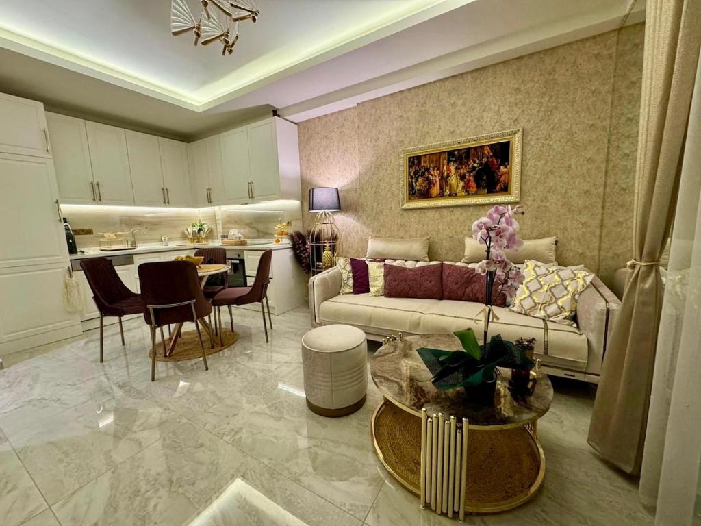 una sala de estar con un sofá y una mesa en Cleopatra Beach Luxury, en Alanya