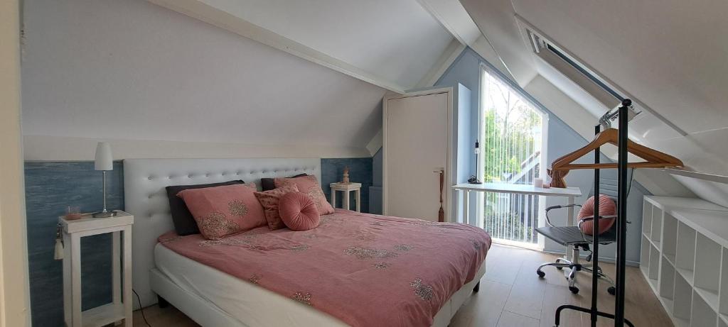 Ένα ή περισσότερα κρεβάτια σε δωμάτιο στο Vakantiehuis met sauna, omheinde tuin & nabij strand VP087