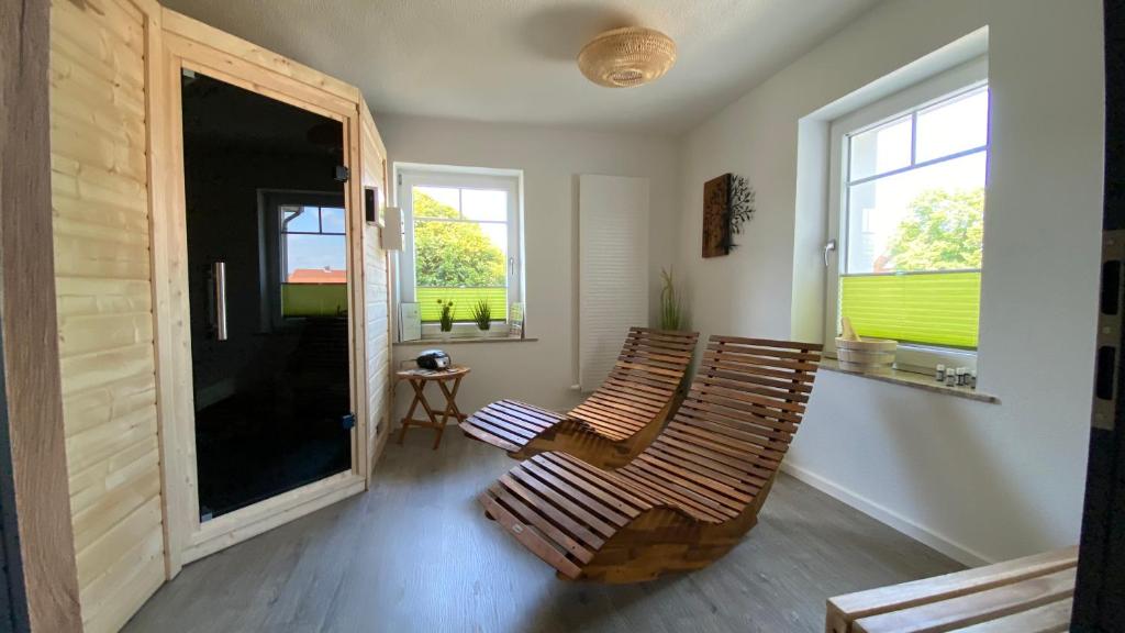 een kamer met 3 stoelen en een groot raam bij Haus Mariechen 5-Sterne-DTV-Ferienwohnung in der Nähe zum Silbersee mit Balkon & Sauna in Frielendorf