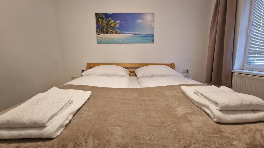 Postel nebo postele na pokoji v ubytování homy Bludenz Downtown Suites
