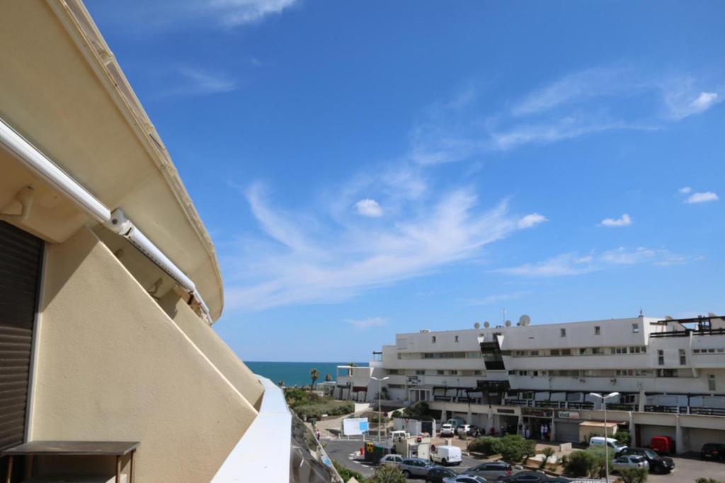 une vue sur l'océan depuis un immeuble dans l'établissement Studio 46E, Héliopolis au village naturiste, au Cap d'Agde