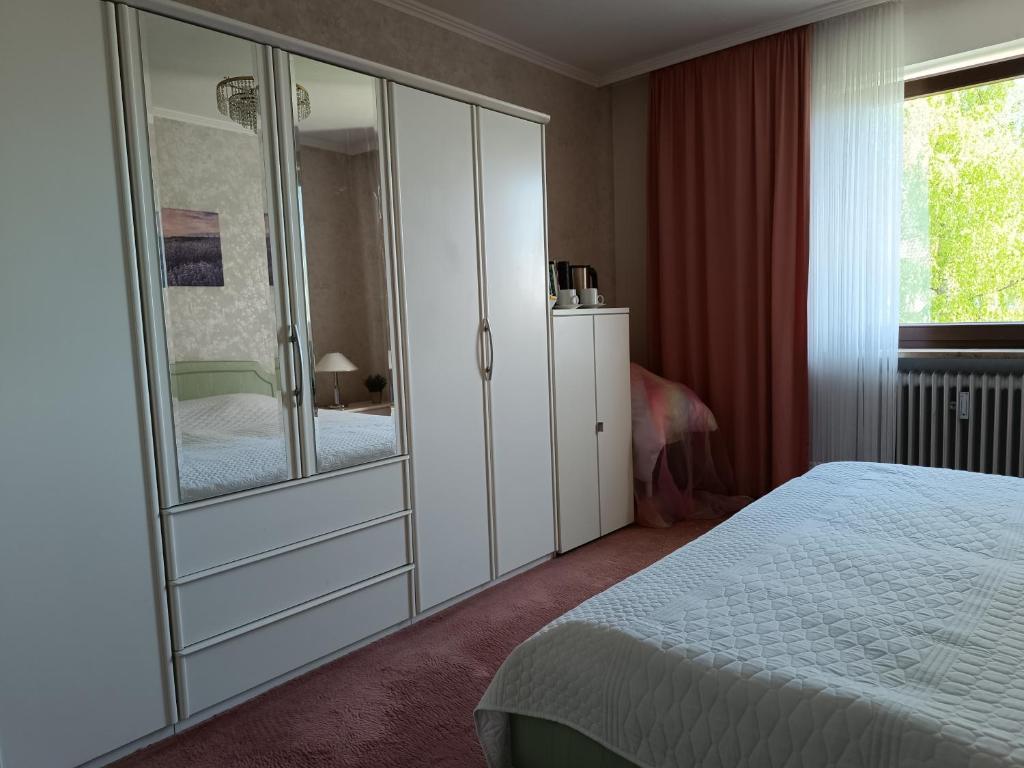 Postel nebo postele na pokoji v ubytování Zimmer mit Sonnenaufgang, Kühlschrank, Ventilator und ruhiger Innenhof Obergeschoss bei Koberstein