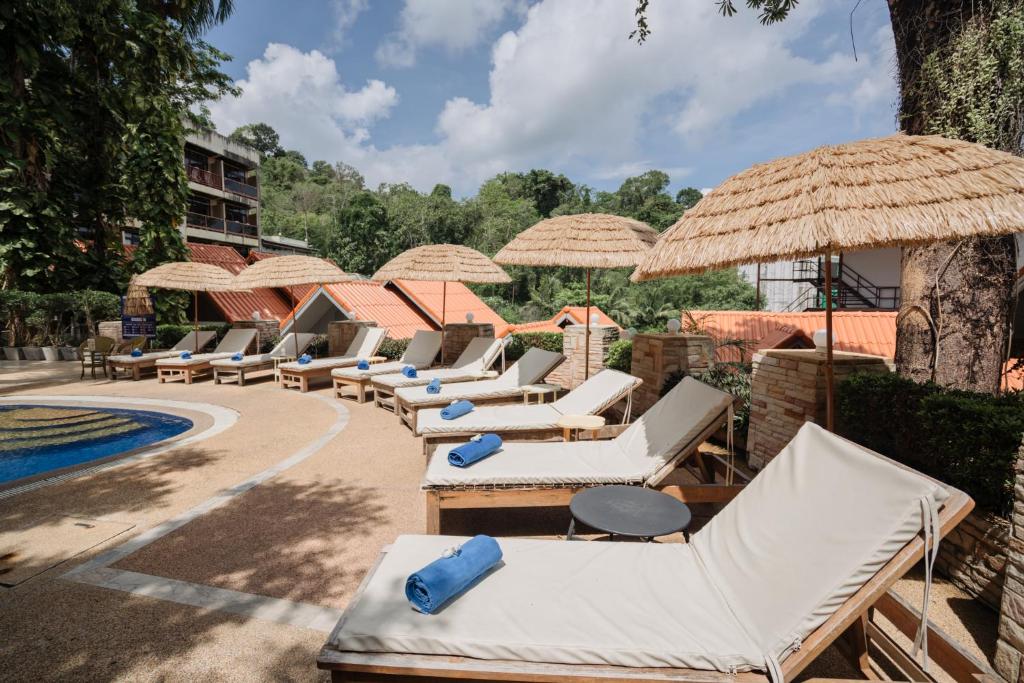 Bazén v ubytování Club Bamboo Boutique Patong Beach Resort nebo v jeho okolí
