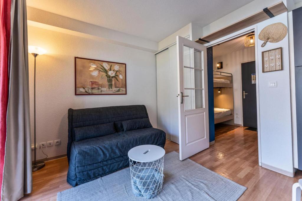 un salon avec un canapé et une chambre avec un lit dans l'établissement Résidence Les Terrasses Du Soleil D'or - Studio 4 personnes au coeur des Orres 1800 MAE-4581, aux Orres