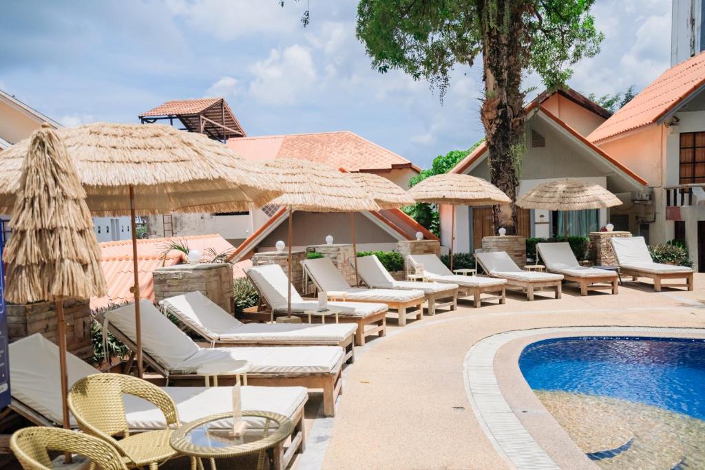 Bazén v ubytování Club Bamboo Boutique Patong Beach Resort nebo v jeho okolí