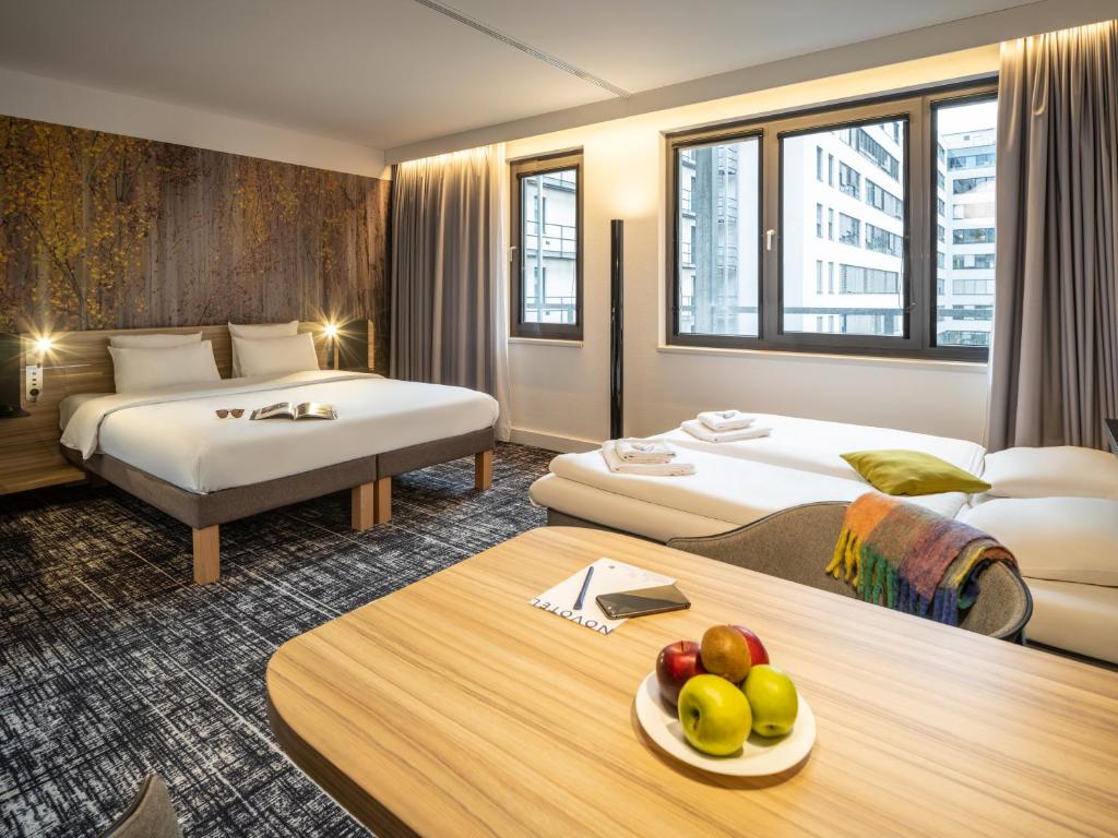 Postel nebo postele na pokoji v ubytování Novotel Suites Wien City Donau