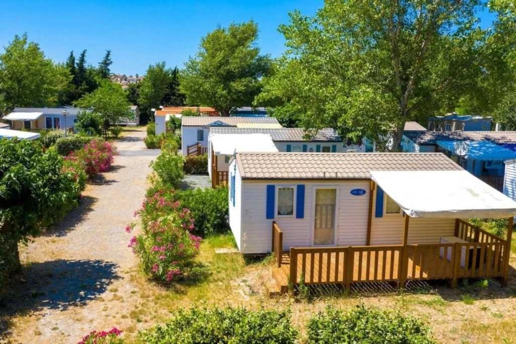 une rangée de mobil-homes dans un village dans l'établissement Camping 3 étoiles - ccbbe0c, à Sigean