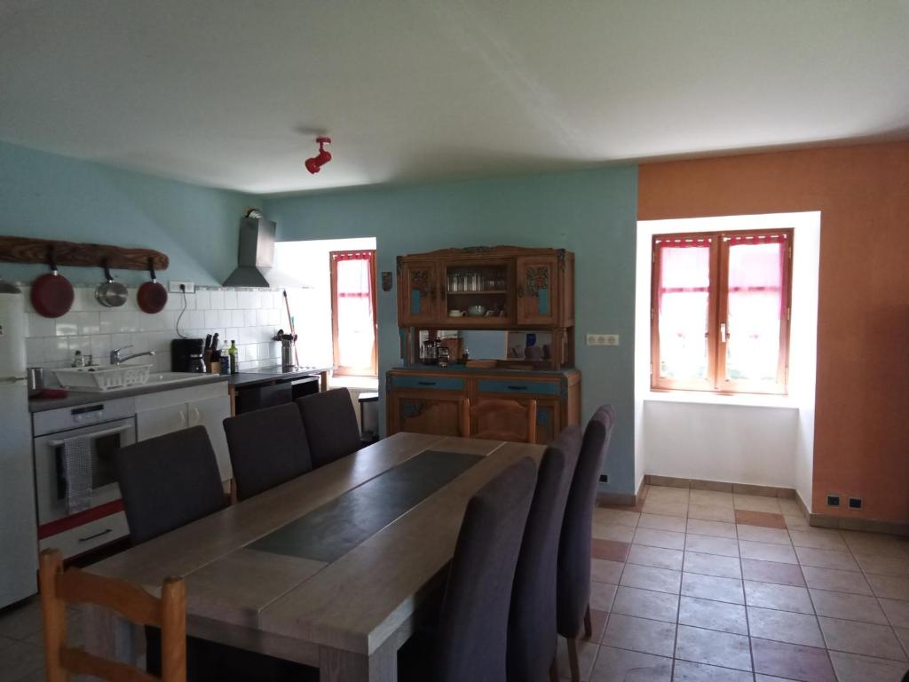 Kuchyňa alebo kuchynka v ubytovaní Gîte familial du Moulin d'Auxillac - La Canourgue