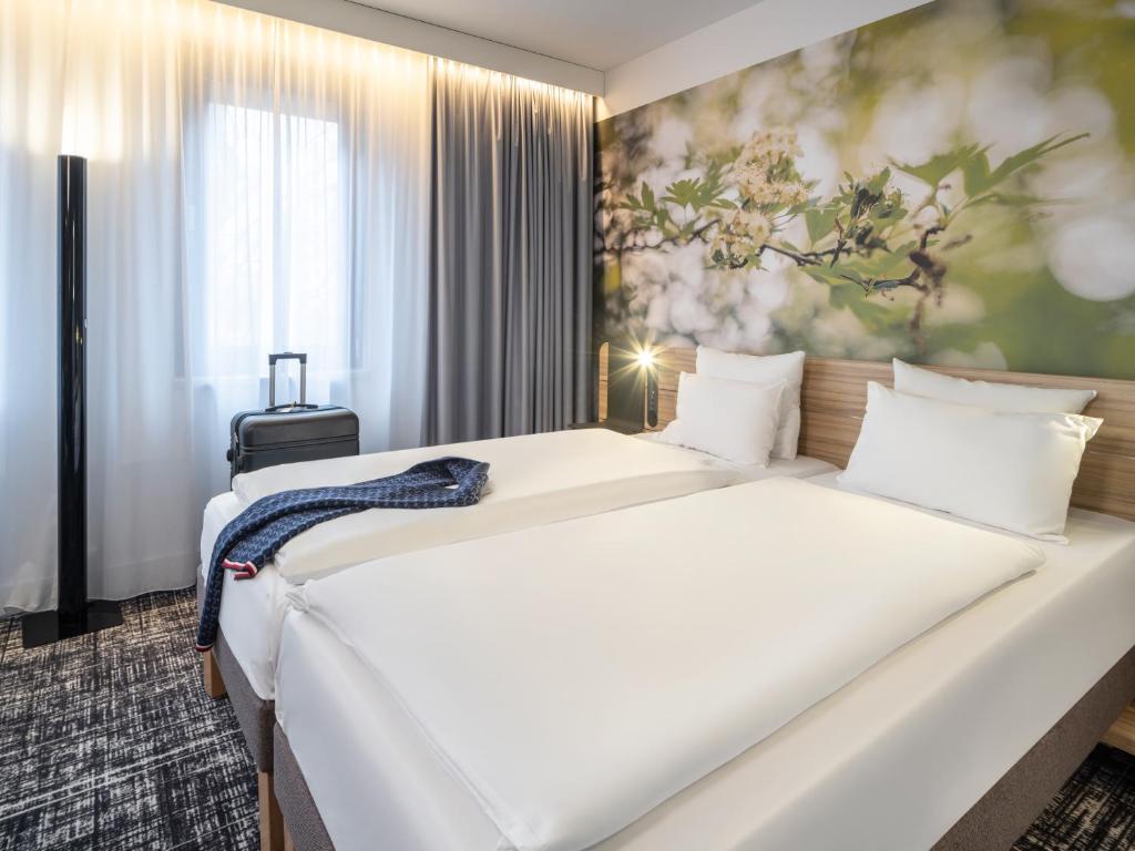 Postel nebo postele na pokoji v ubytování Novotel Suites Wien City Donau