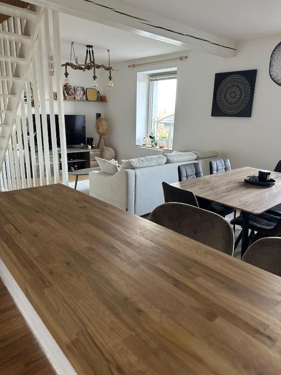 - un salon avec deux tables et un canapé dans l'établissement Epinal Port de plaisance Triplex 80 m2, à Épinal