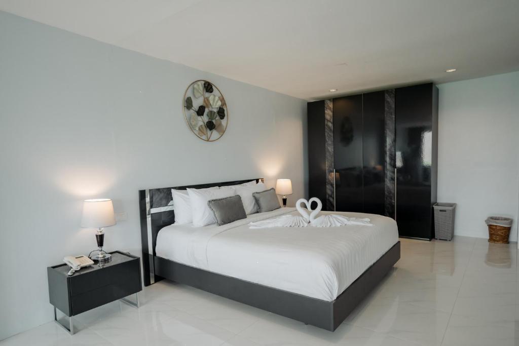 Postel nebo postele na pokoji v ubytování Club Bamboo Boutique Patong Beach Resort