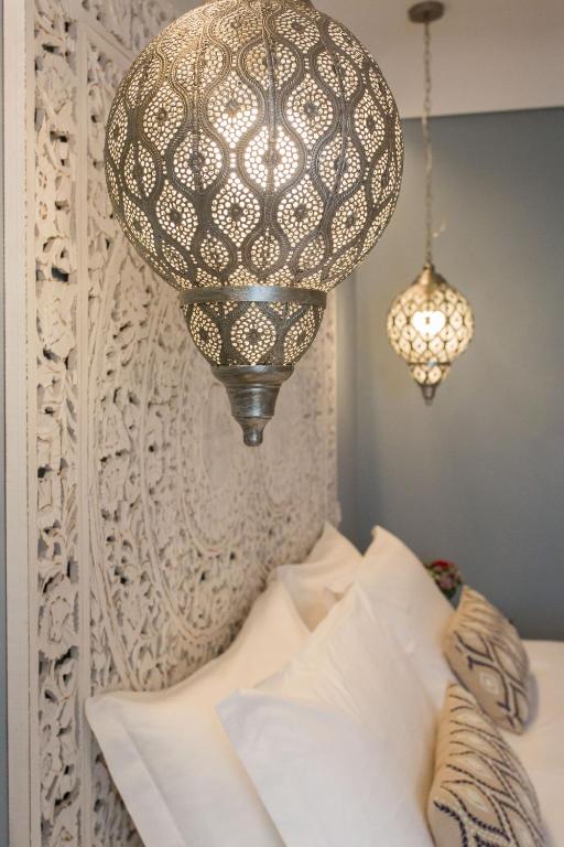 Una cama o camas en una habitación de Bellaroto Suite & SPA
