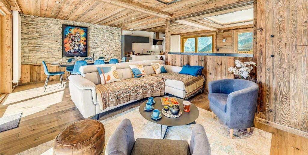 un salon avec un canapé et une table dans l'établissement Résidence Le Palais Des Dodes - 4 Pièces pour 8 Personnes MAE-7651, à Champagny-en-Vanoise