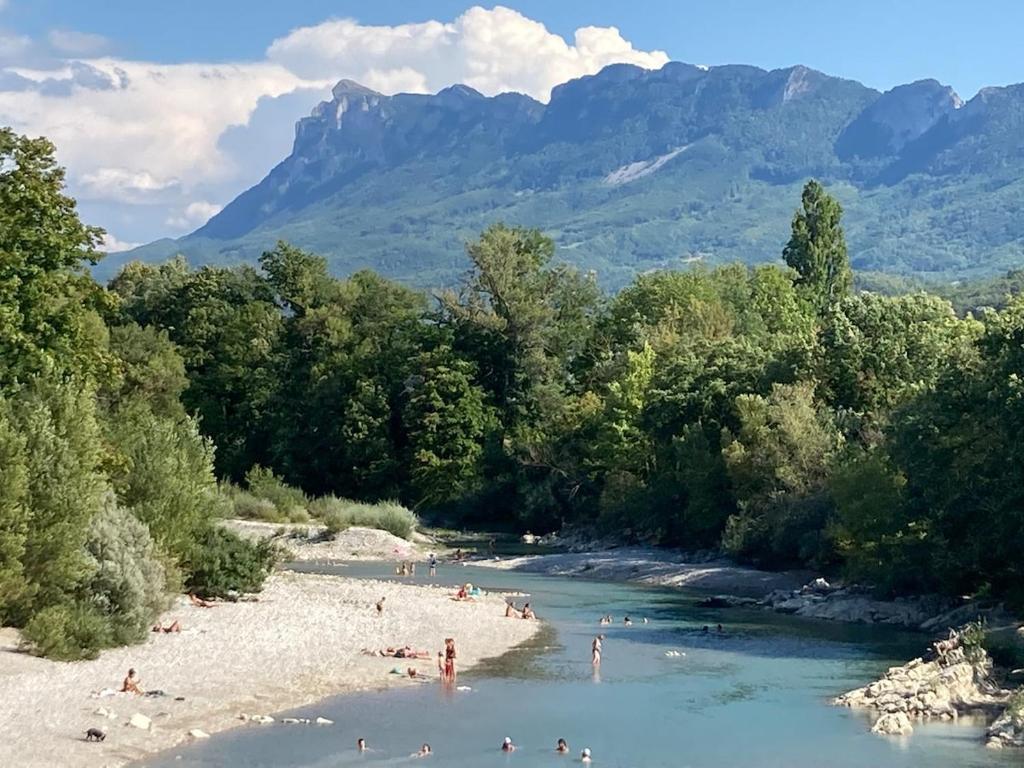 Un groupe de gens nageant dans une rivière dans l'établissement Logement indépendant dans belle maison de village, à Piégros-la-Clastre