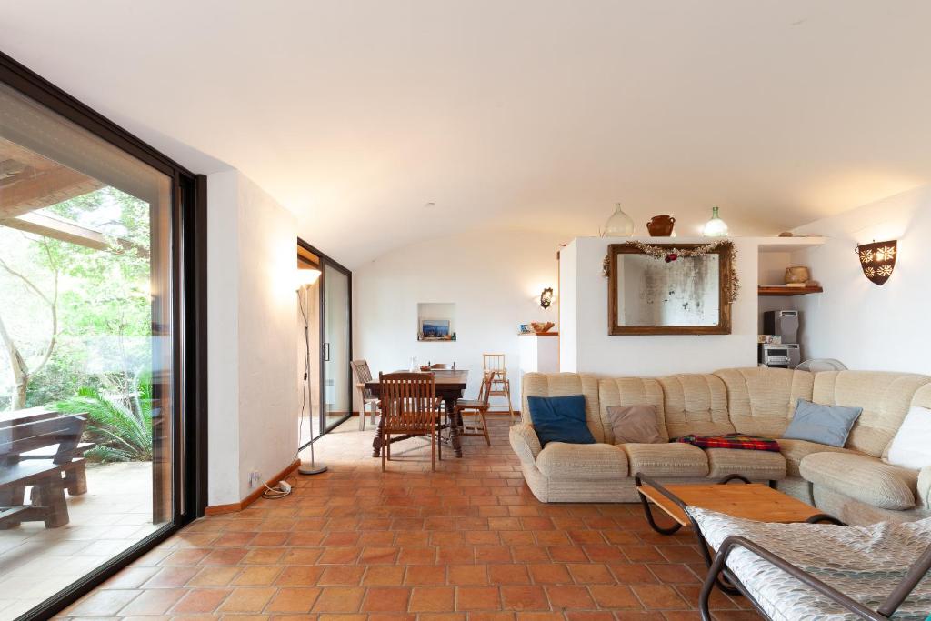 un salon avec un canapé et une table dans l'établissement Maison Cecile, à Carqueiranne