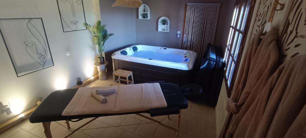 une salle de bain avec une baignoire au milieu d'une pièce dans l'établissement Les Deux Sources, à Tigné