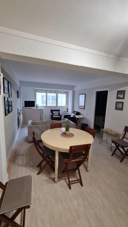 un salon avec une table et un canapé dans l'établissement Bel appartement plein centre à 200 M de la plage, à Le Touquet-Paris-Plage